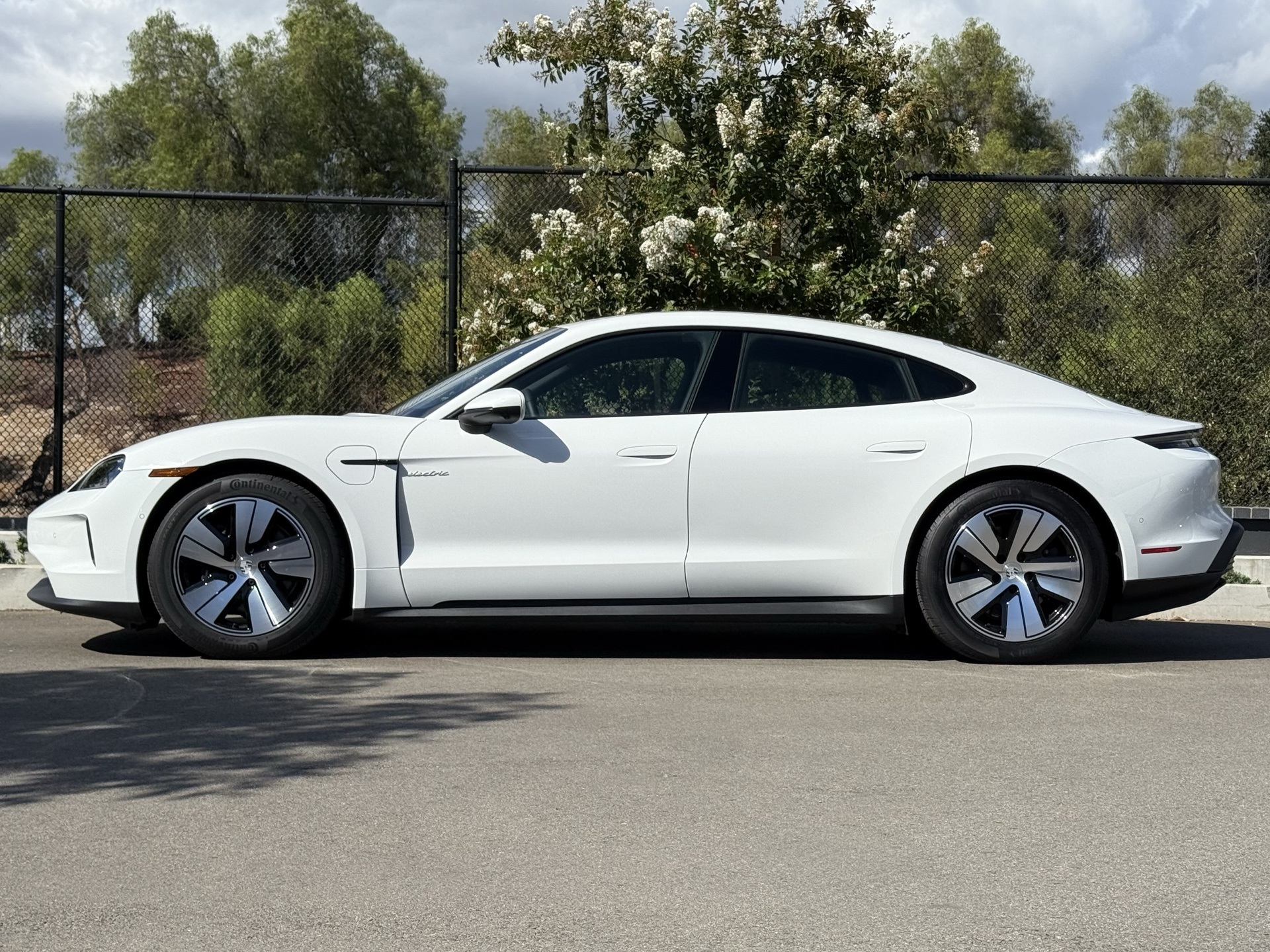 2025 Porsche Taycan photo 2