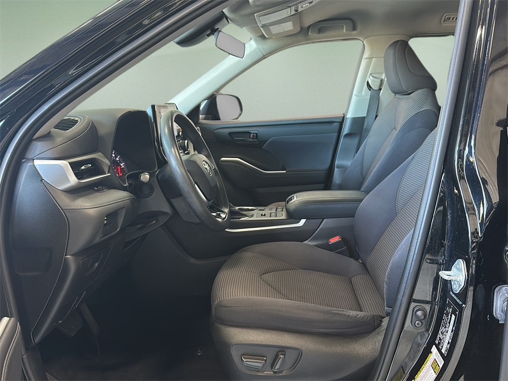 2021 Toyota Highlander L photo 3