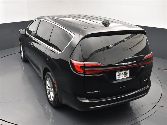 2026 Chrysler Pacifica photo 16