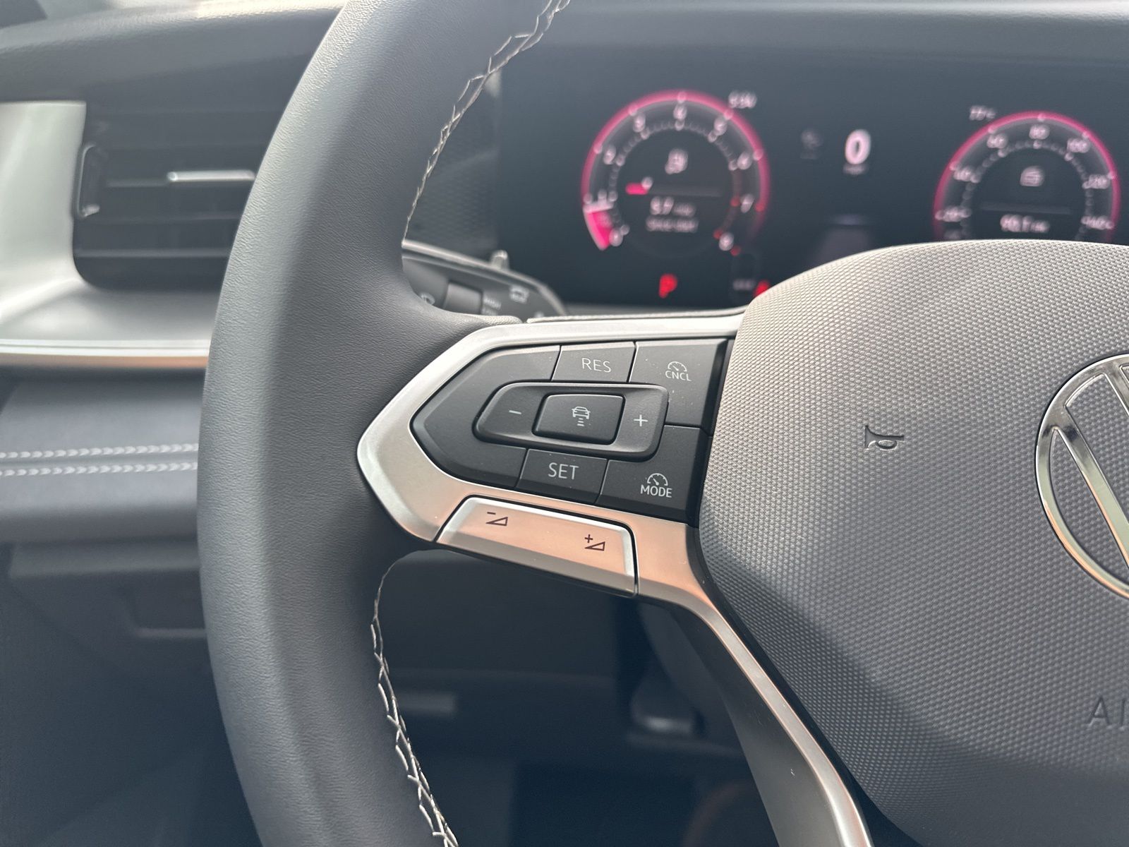 2025 Volkswagen Tiguan SE photo 16