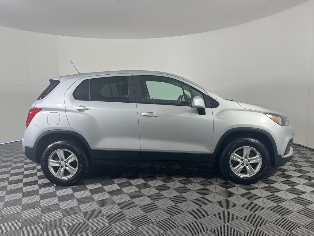 2022 Chevrolet Trax LS photo 3