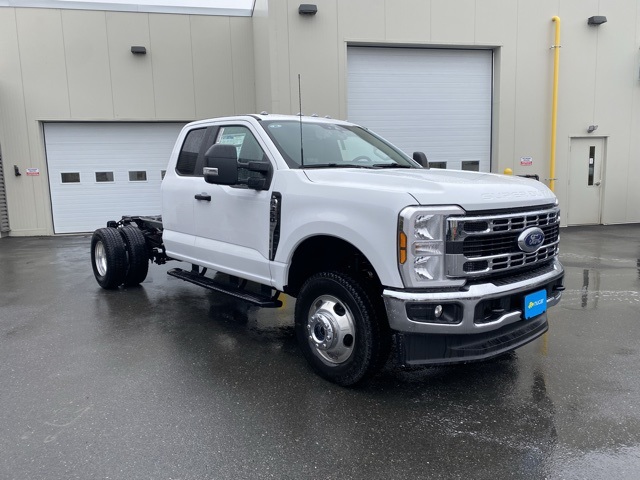 2025 Ford F-350 Super Duty Chassis Cab XL's photo