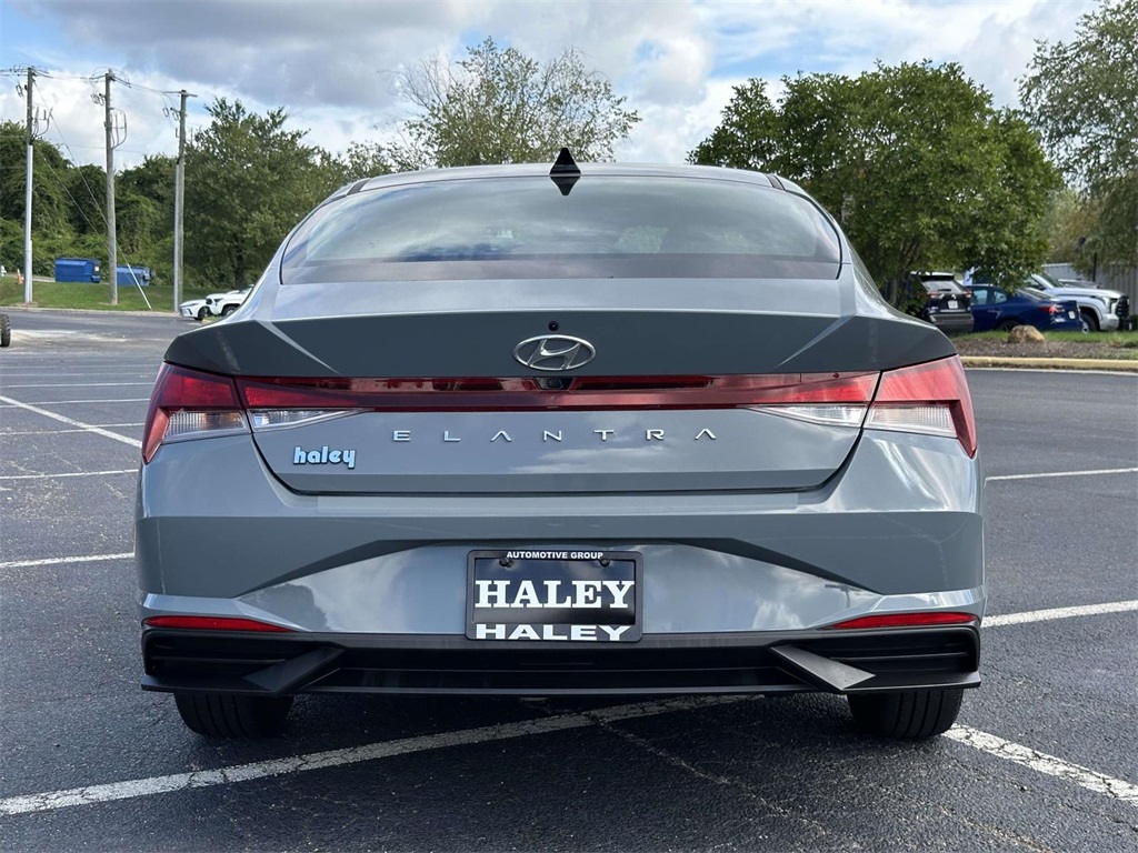 2022 Hyundai Elantra SEL photo 19