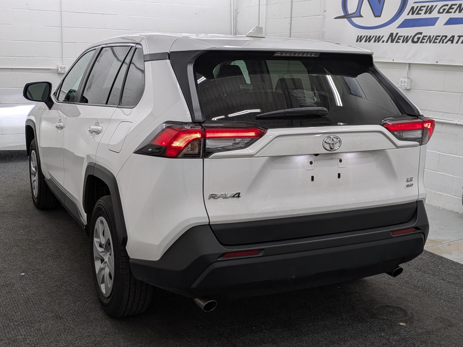 2024 Toyota RAV4 LE photo 9