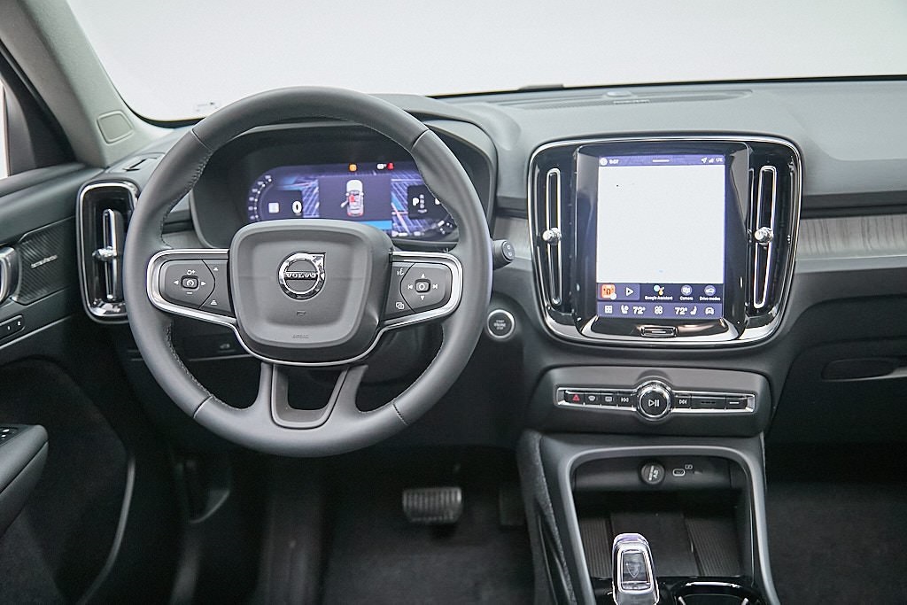 2026 VOLVO XC40 - Image 24