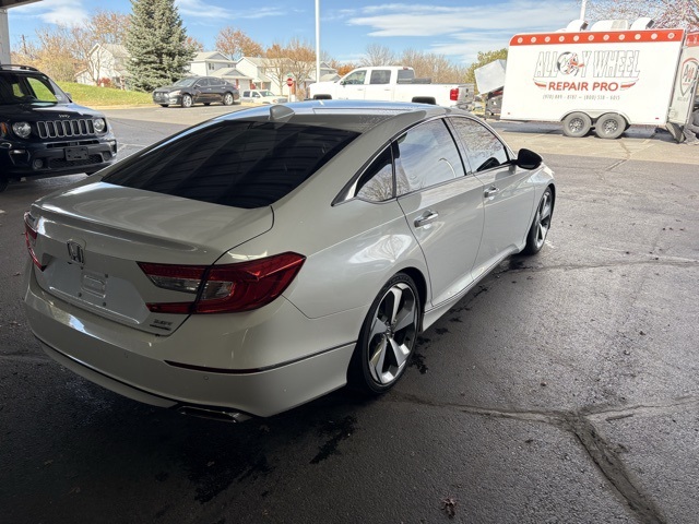 2019 Honda Accord Touring 2.0T photo 3