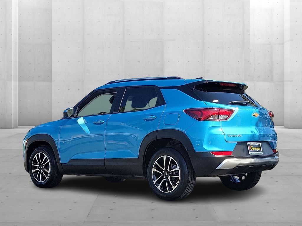 2025 Chevrolet Trailblazer LT photo 2