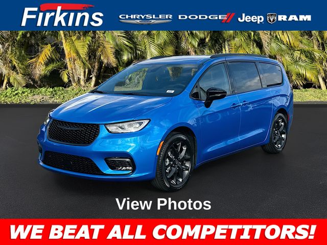 2026 Chrysler Pacifica Select's photo