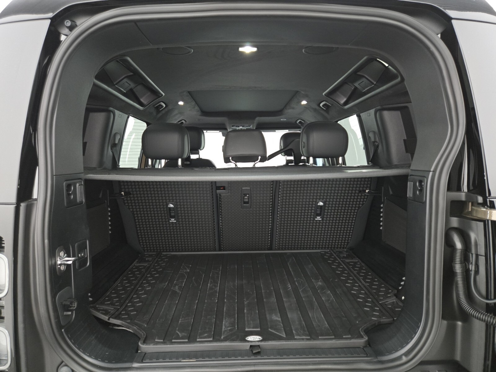 2025 Land Rover Defender 110 photo 12
