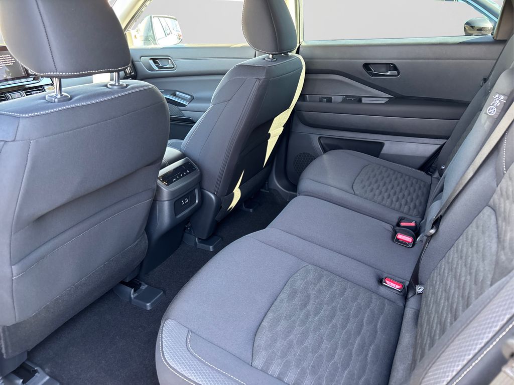 2025 Nissan Pathfinder SV photo 9