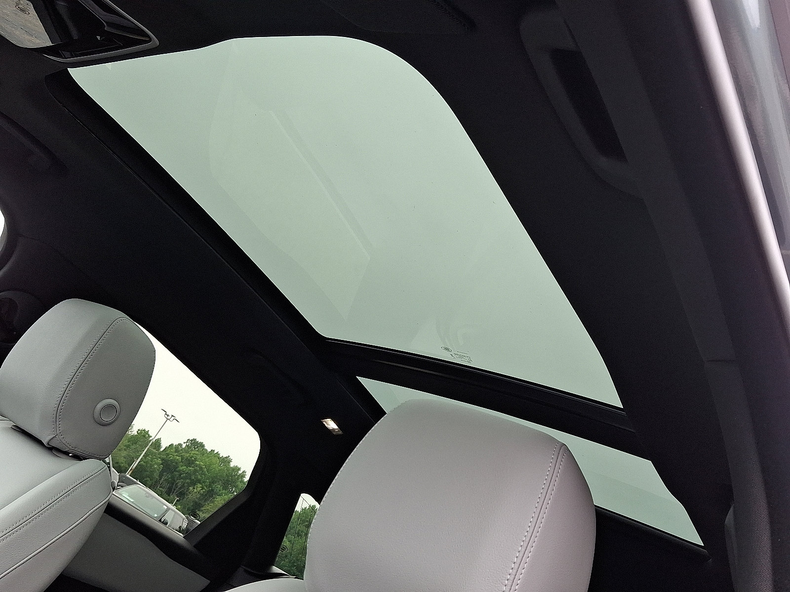 2026 Land Rover Range Rover Velar SE photo 16