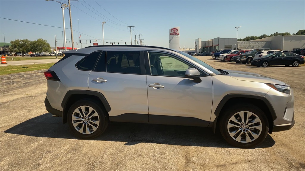 2022 Toyota RAV4 XLE Premium photo 9