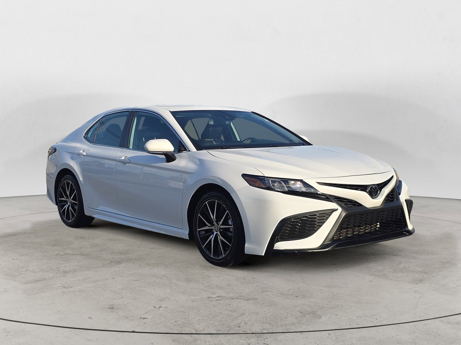 2023 Toyota Camry SE's photo