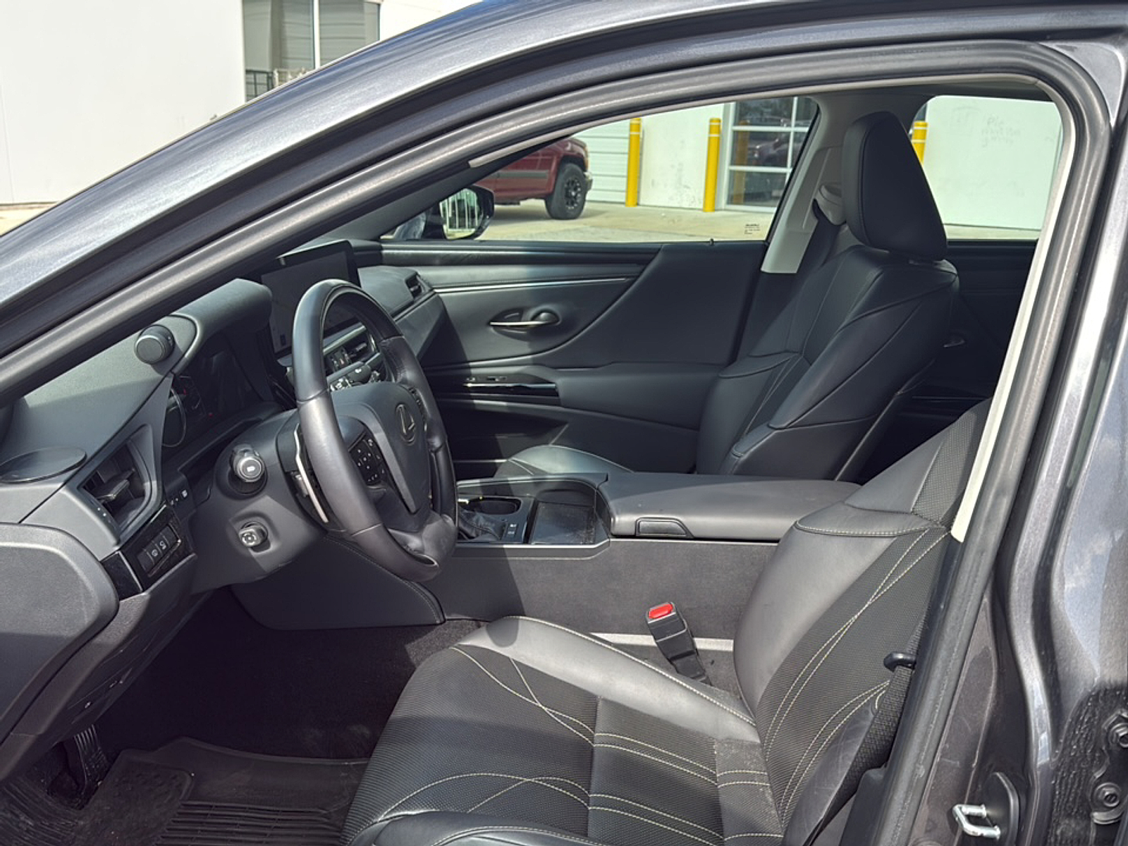 2023 Lexus ES 300h Ultra photo 3