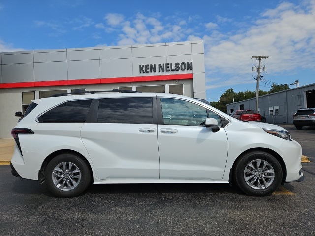 2023 Toyota Sienna XLE photo 13