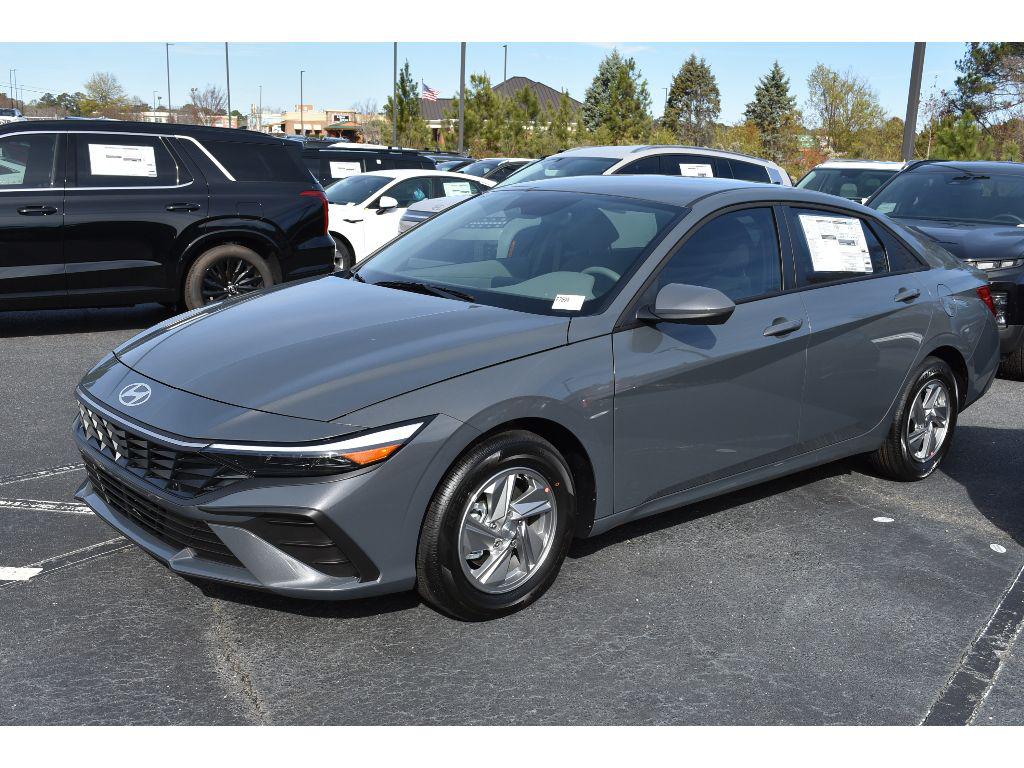 2026 Hyundai Elantra SE's photo