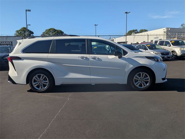 2022 Toyota Sienna XSE photo 2