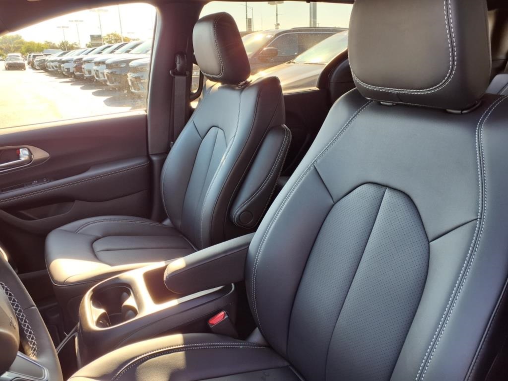 2026 Chrysler Pacifica photo 10