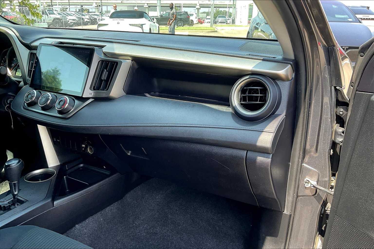 2015 Toyota RAV4 LE photo 15