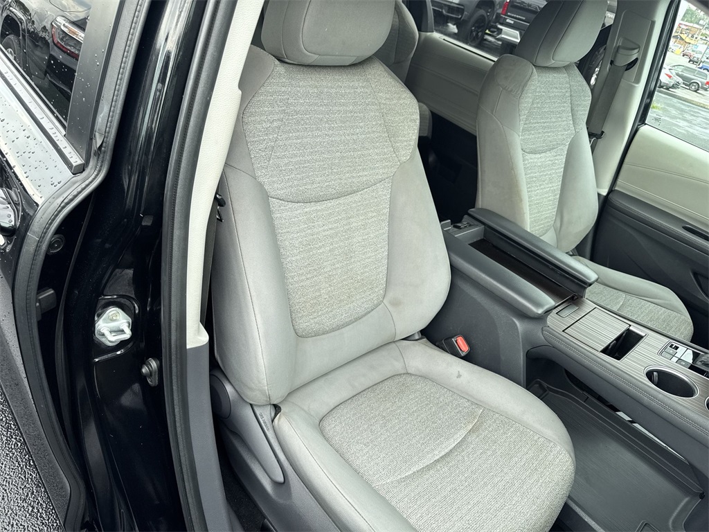 2021 Toyota Sienna LE photo 31