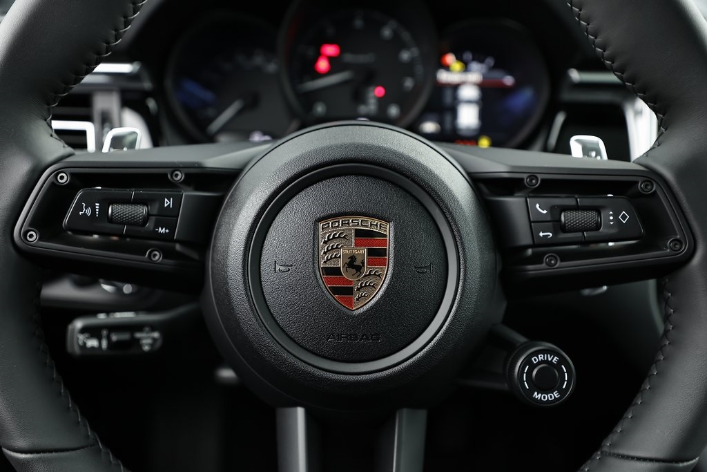 2025 Porsche Macan T photo 33