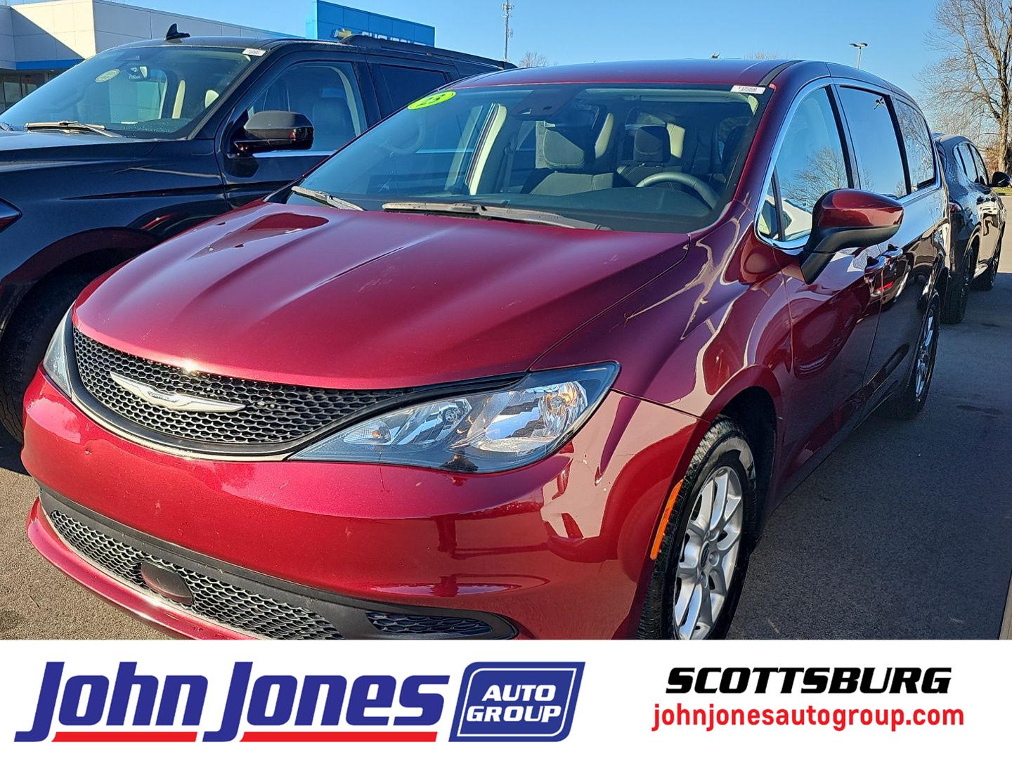 Pre-Owned 2023 Chrysler Voyager LX's photo