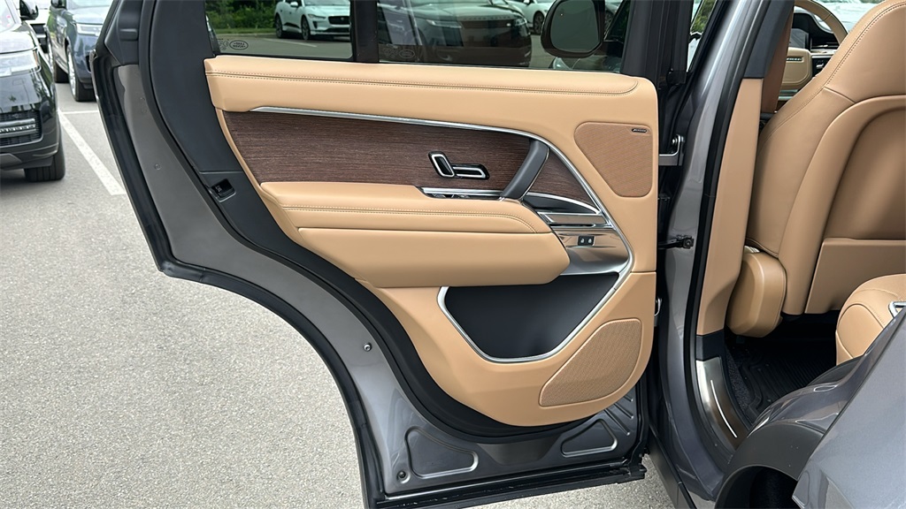 2025 Land Rover Range Rover SE photo 21