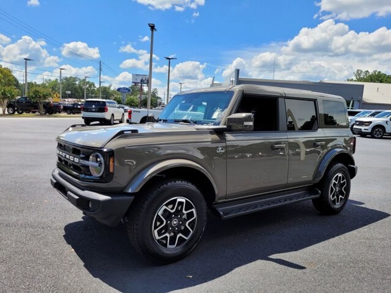 2025 Ford Bronco Outer Banks photo 3