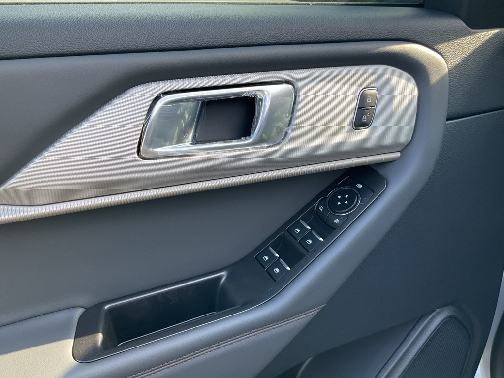 2025 Ford Explorer photo 13