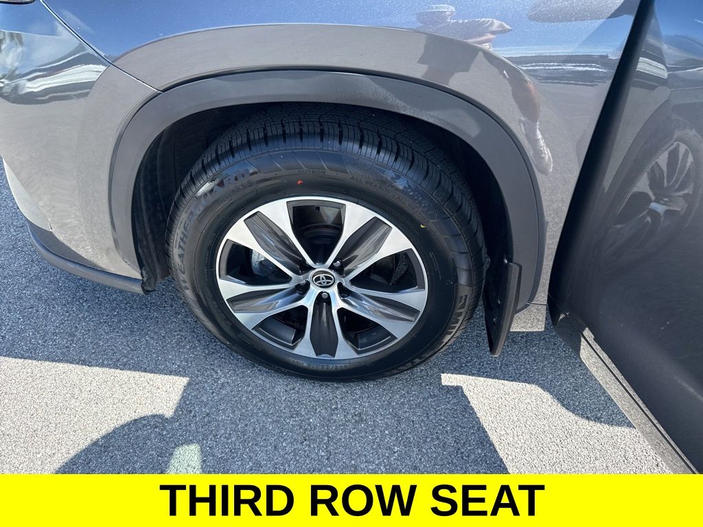 2022 Toyota Highlander XLE photo 9