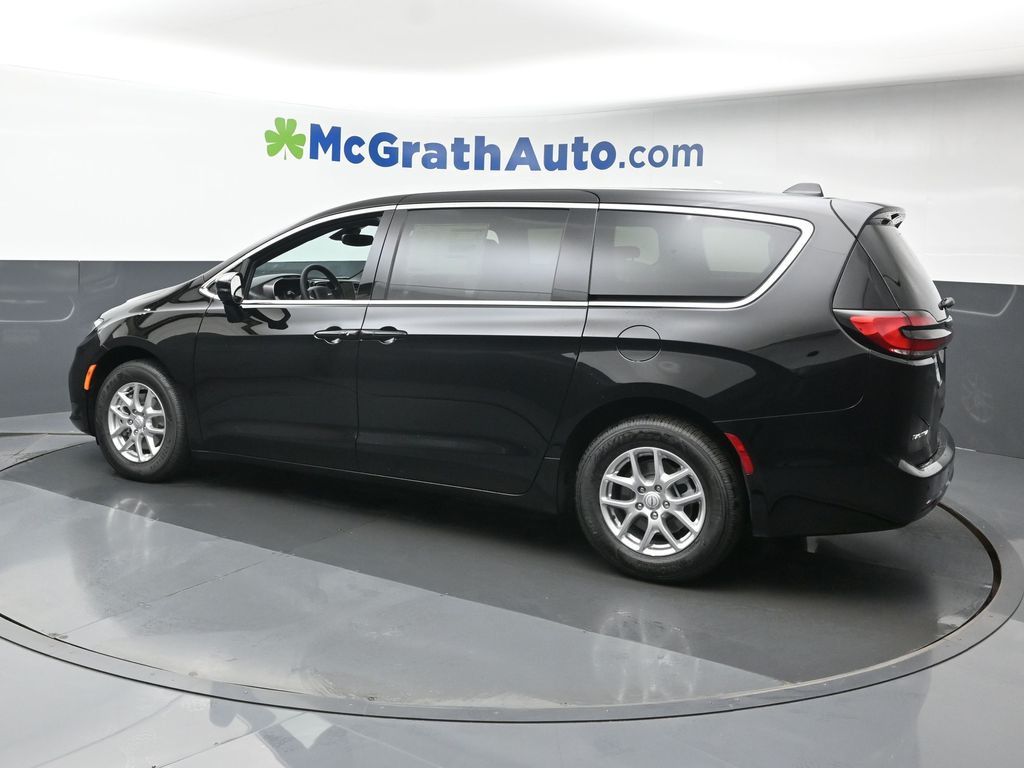 2026 Chrysler Pacifica photo 17