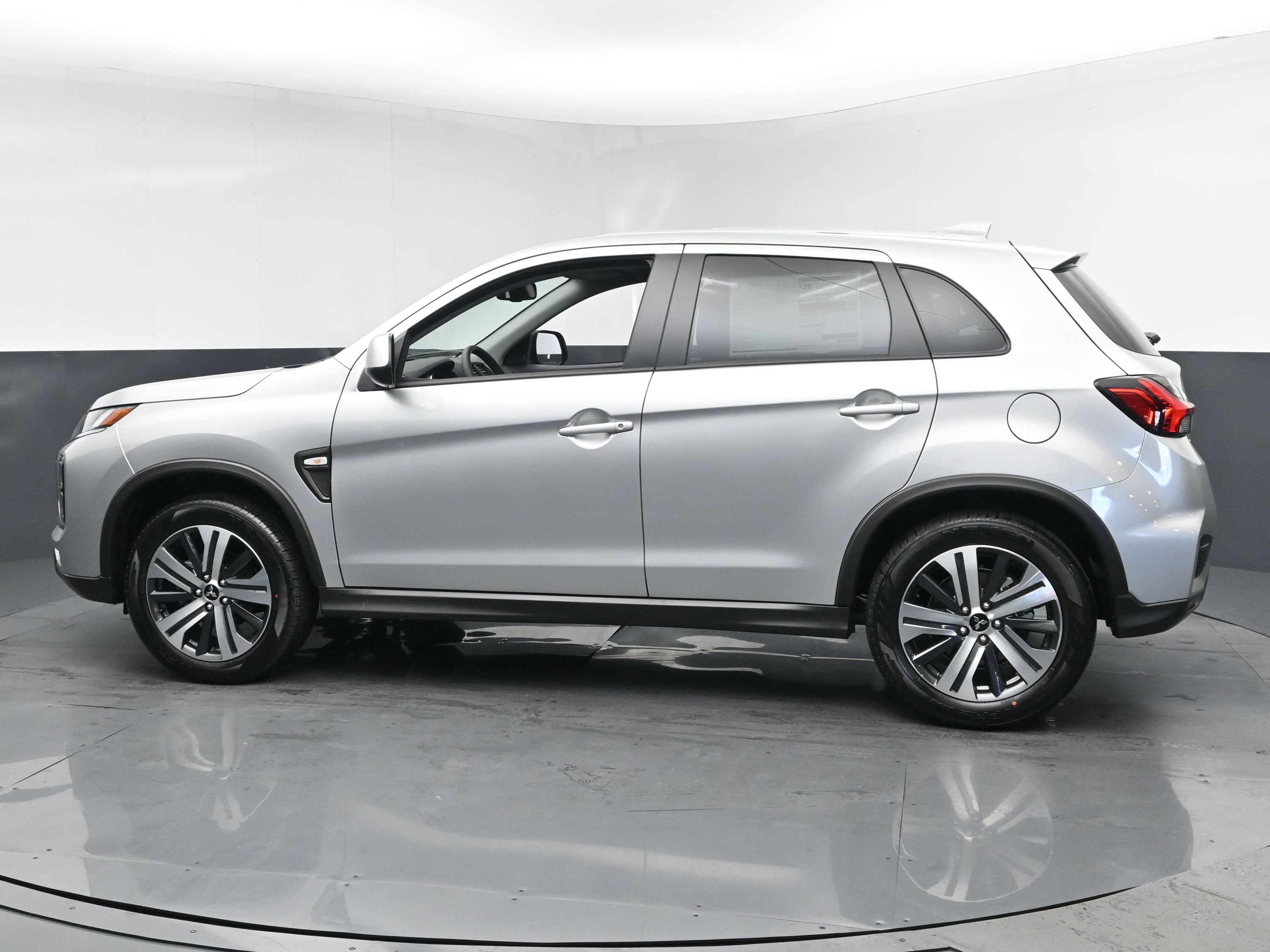 2025 Mitsubishi Outlander Sport SE photo 2