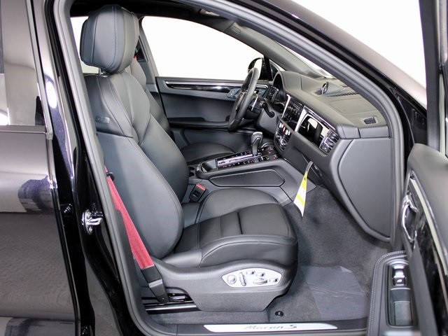 2025 Porsche Macan S photo 30