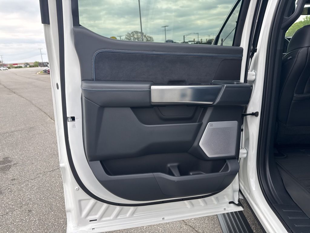 2025 Ford F-150 Platinum photo 18