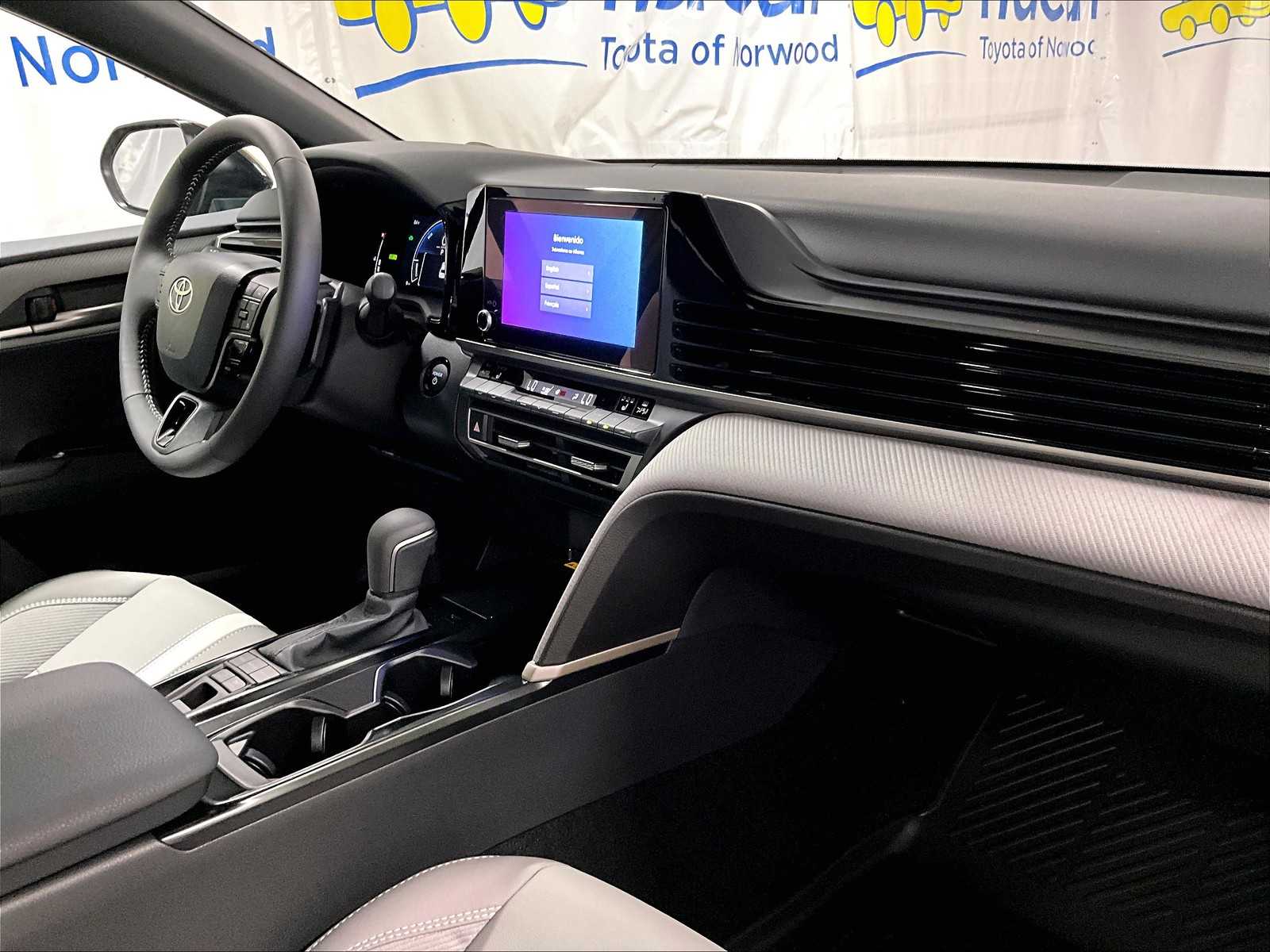 2025 Toyota Camry SE photo 9