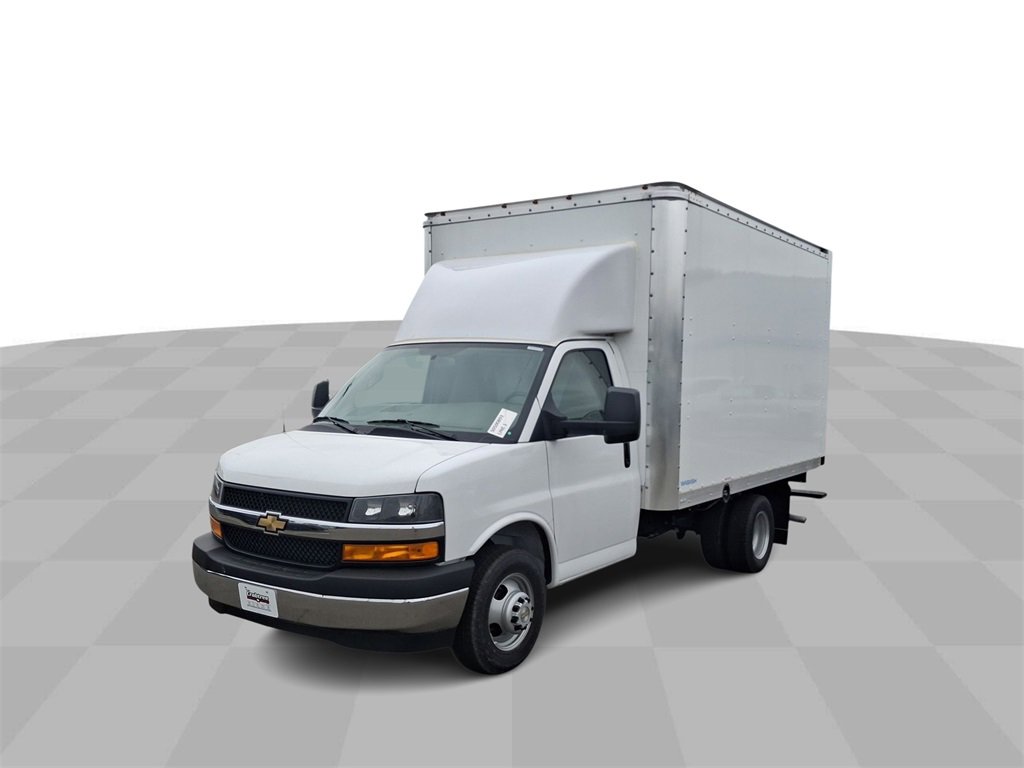 2024 Chevrolet Express Cutaway Base's photo