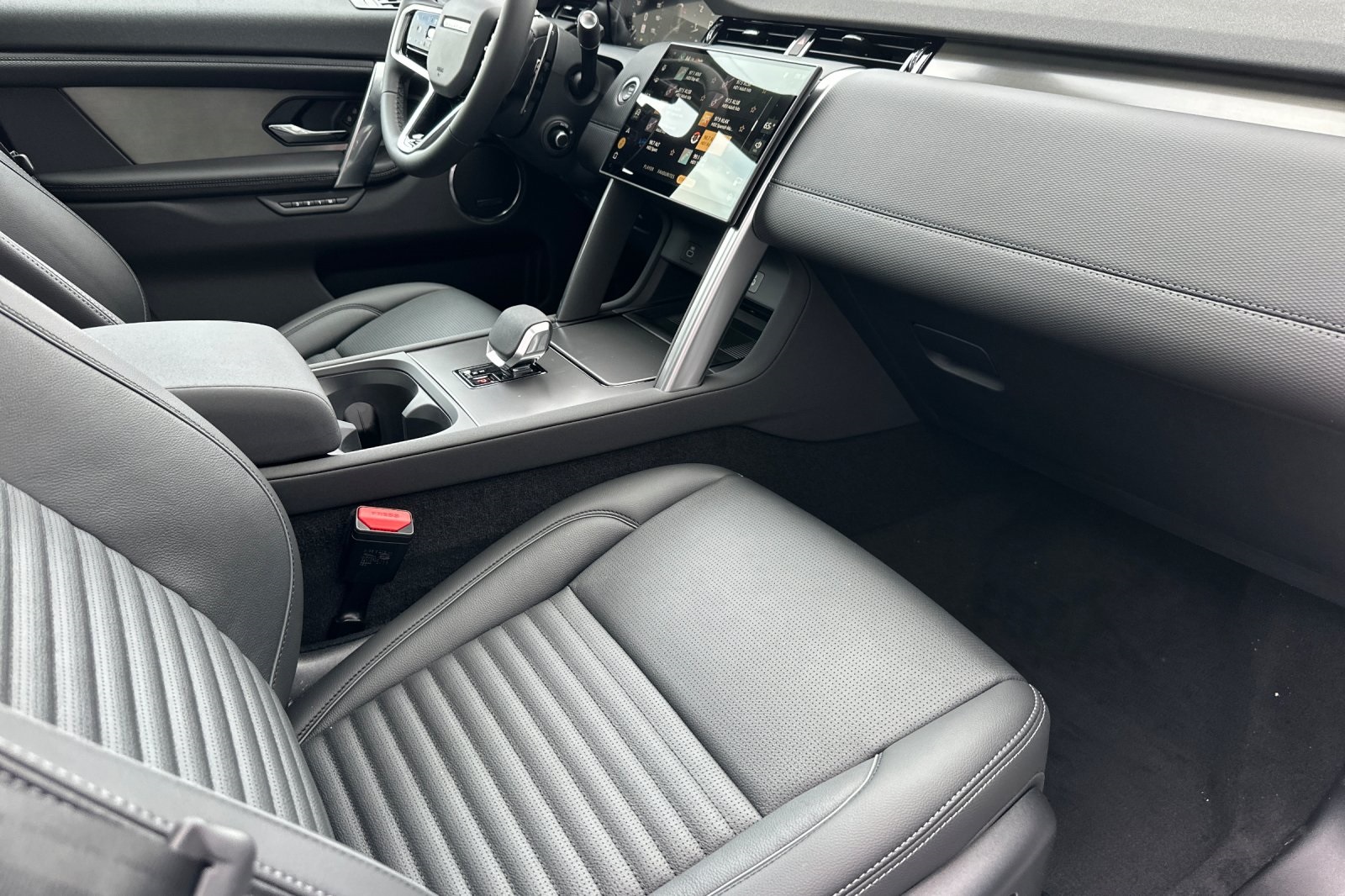 2025 Land Rover Discovery Sport Dynamic SE photo 16