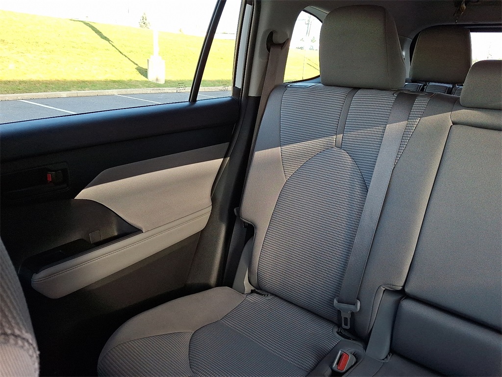 2022 Toyota Highlander Hybrid LE photo 15