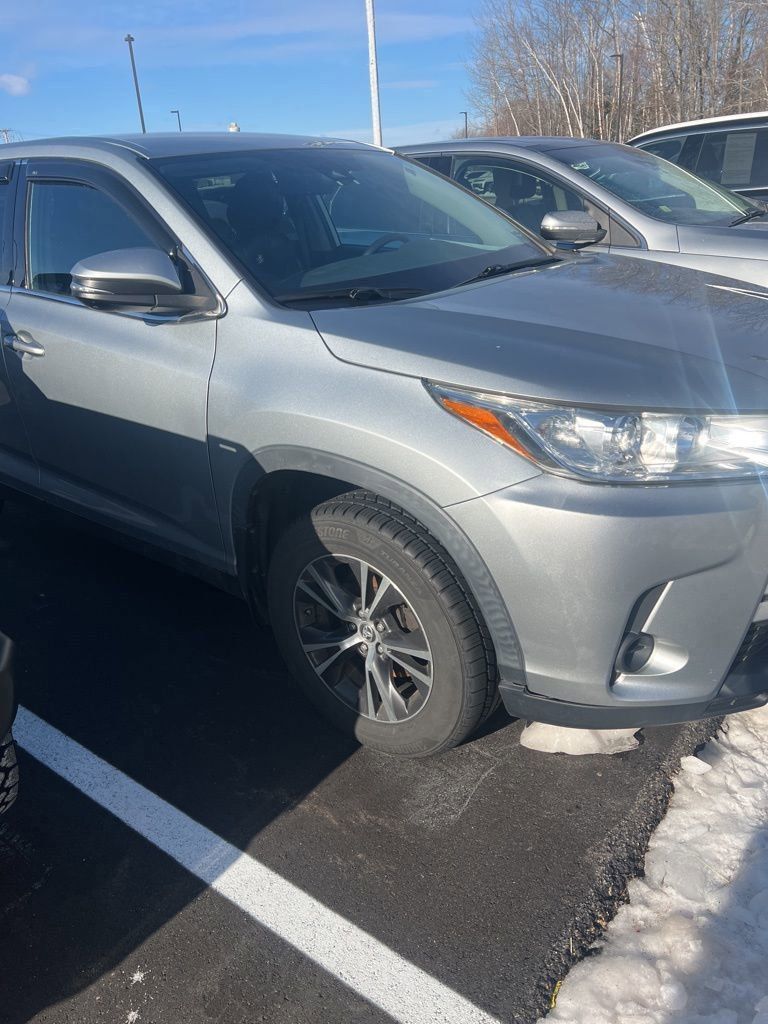 2019 Toyota Highlander LE's photo