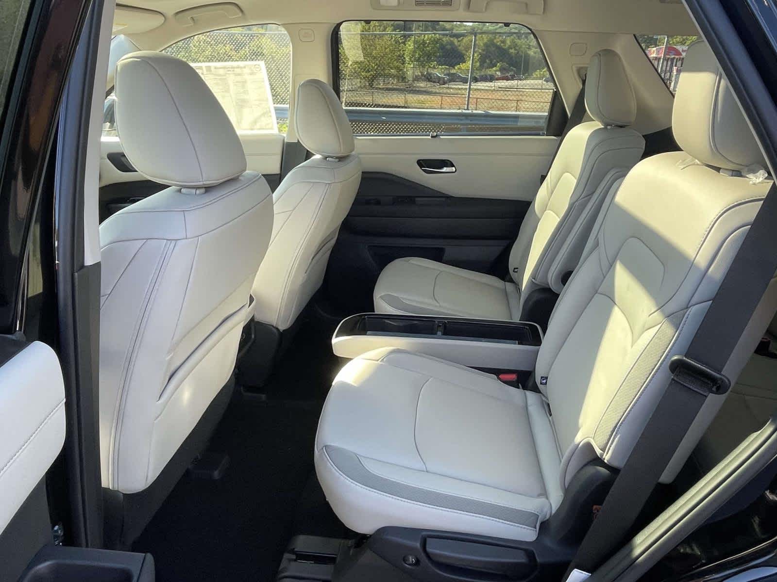 2025 Nissan Pathfinder SL photo 15