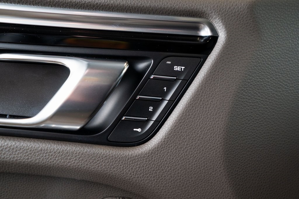 2025 Porsche Macan Base photo 18