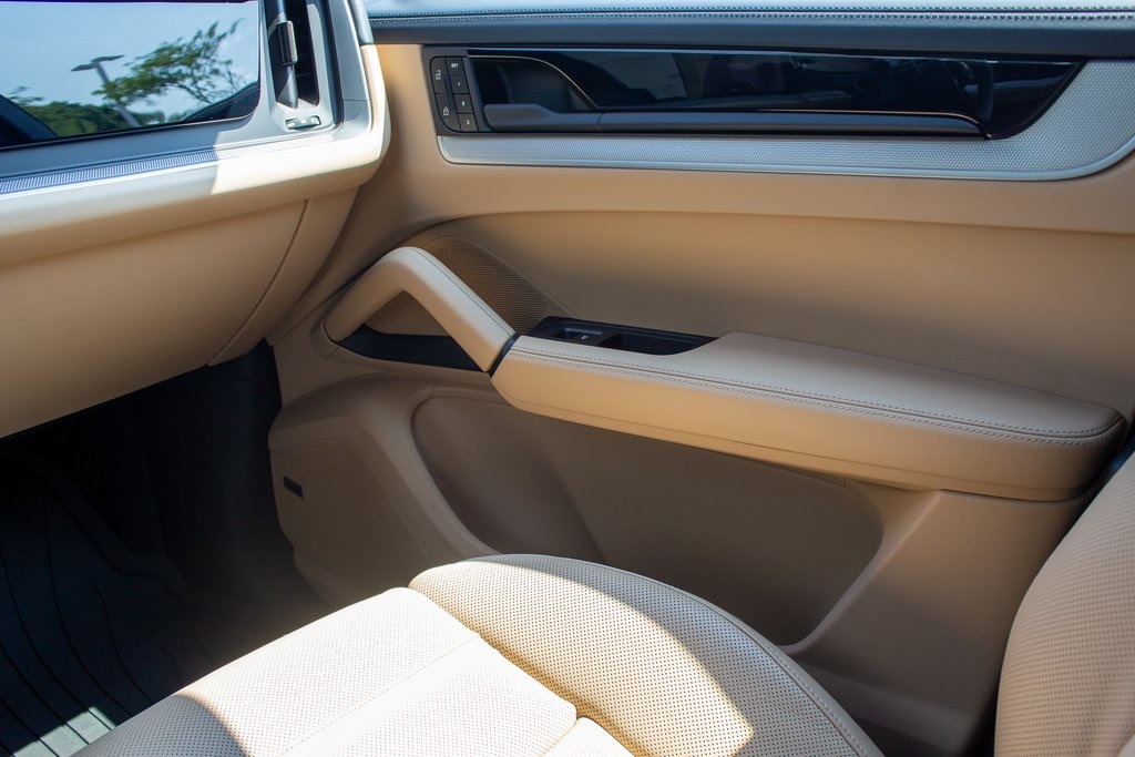 2025 Porsche Cayenne Base photo 17