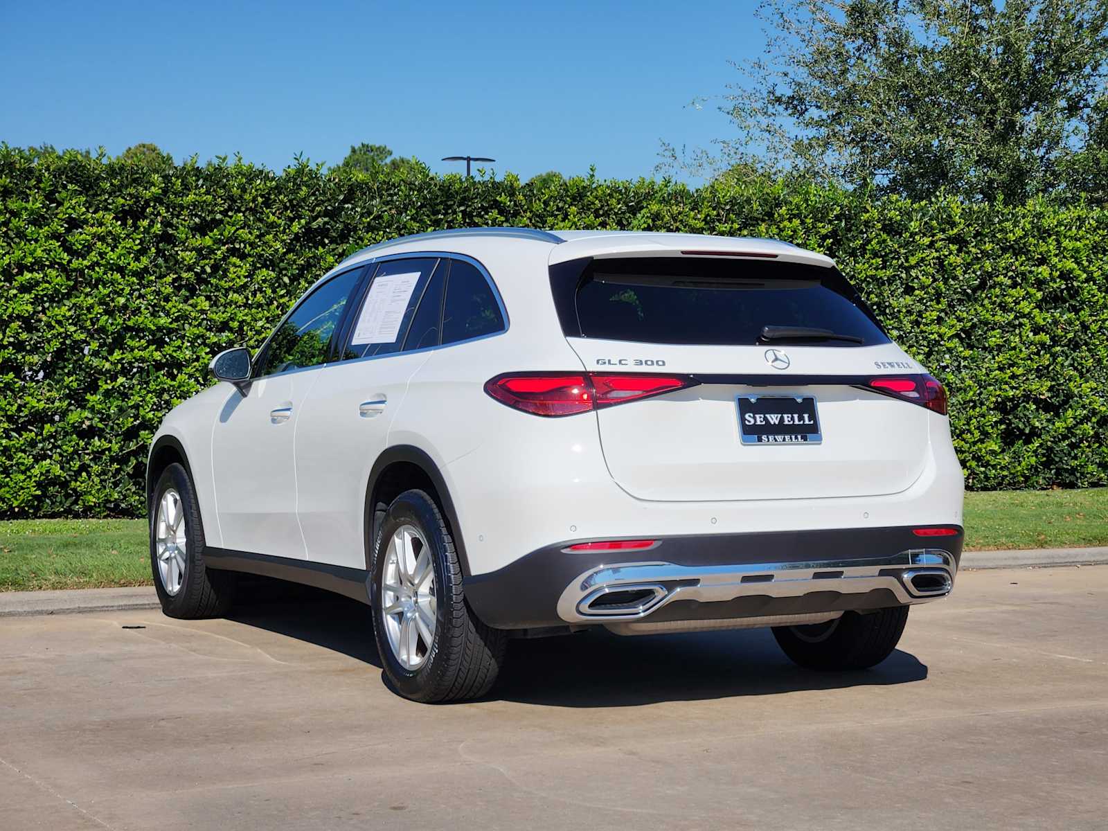 2025 Mercedes Benz GLC 300 photo 4