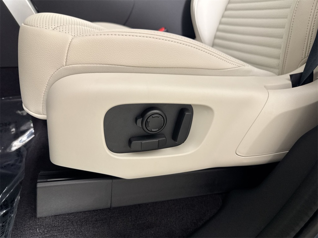 2025 Land Rover Discovery S photo 11