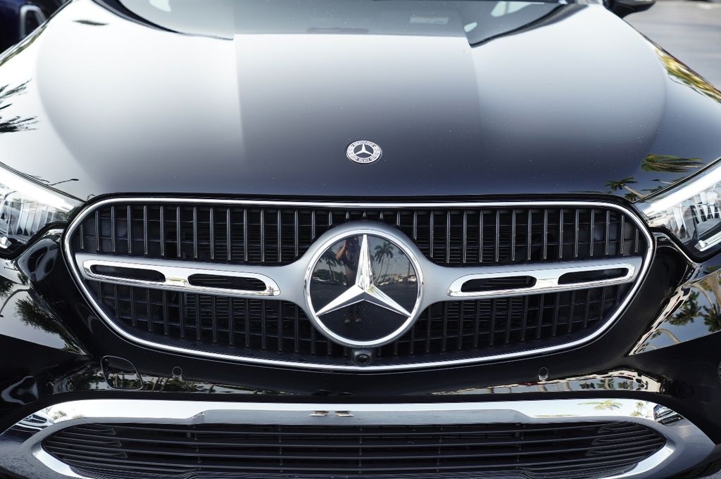 2025 Mercedes Benz GLC 300 photo 7