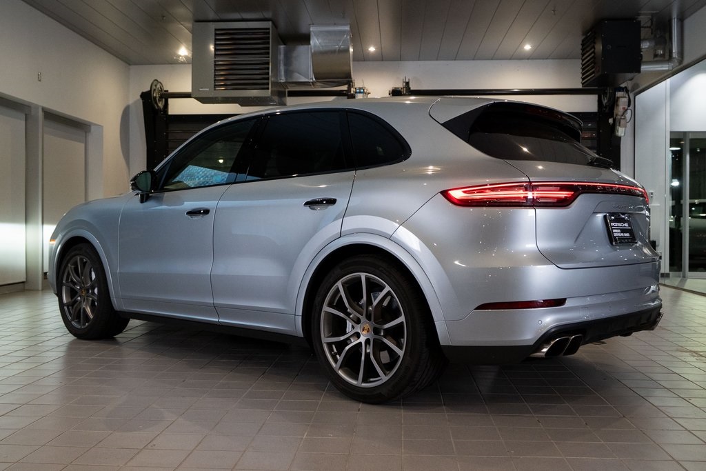 2022 Porsche Cayenne Turbo photo 2