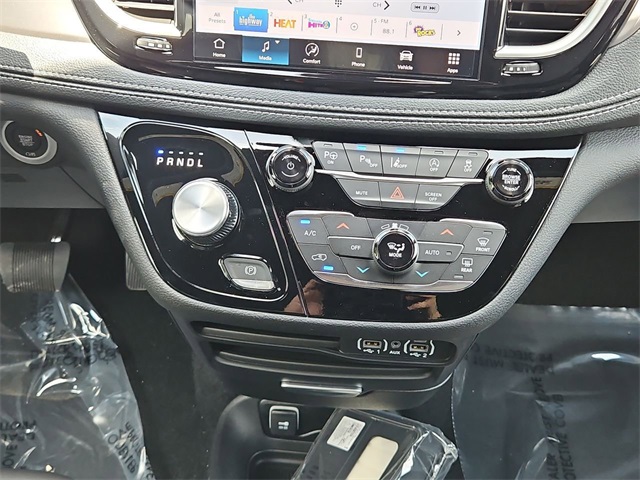 2025 Chrysler Pacifica photo 22
