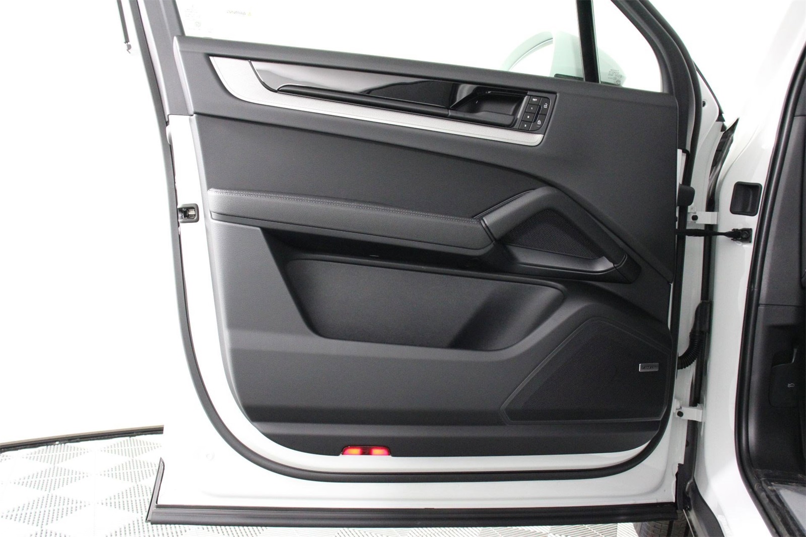 2025 Porsche Cayenne photo 19