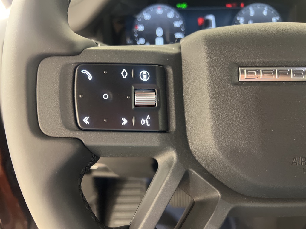 2025 Land Rover Defender 130 X-Dynamic SE photo 12