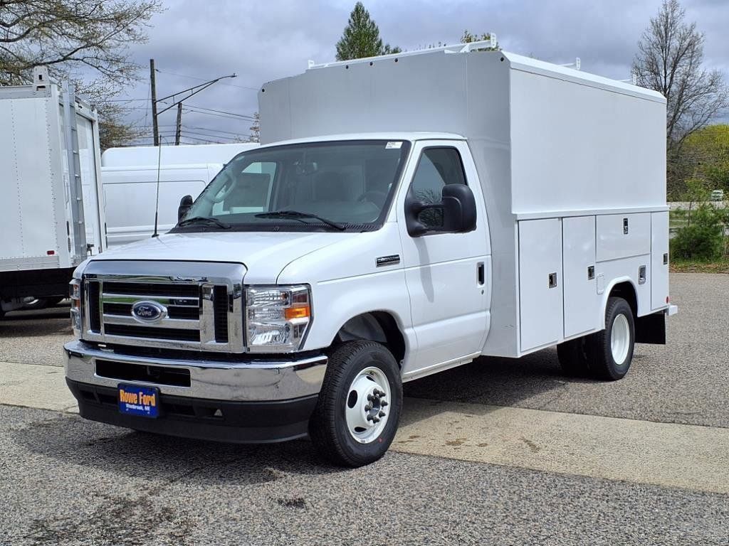 2025 Ford E-350 Base photo 3